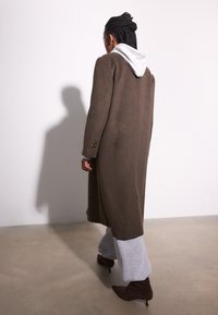 Stradivarius DOUBLE-BREASTED - Klasičan kaput - dark brown