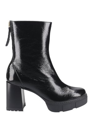 Schwarze Lackleder-Ankle-Boots mit strukturierter Oberfläche, klobigem Blockabsatz und seitlichem Reißverschluss. Abgerundete Zehenform.