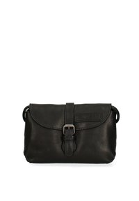 Borsa a tracolla in pelle nera con pattina arrotondata, dettaglio con fibbia e patch con logo. Texture morbida, forma rettangolare compatta, ideale per gli accessori più piccoli.