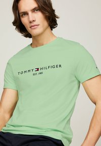 Tommy Hilfiger LOGO TEE - Camiseta estampada - mint gel