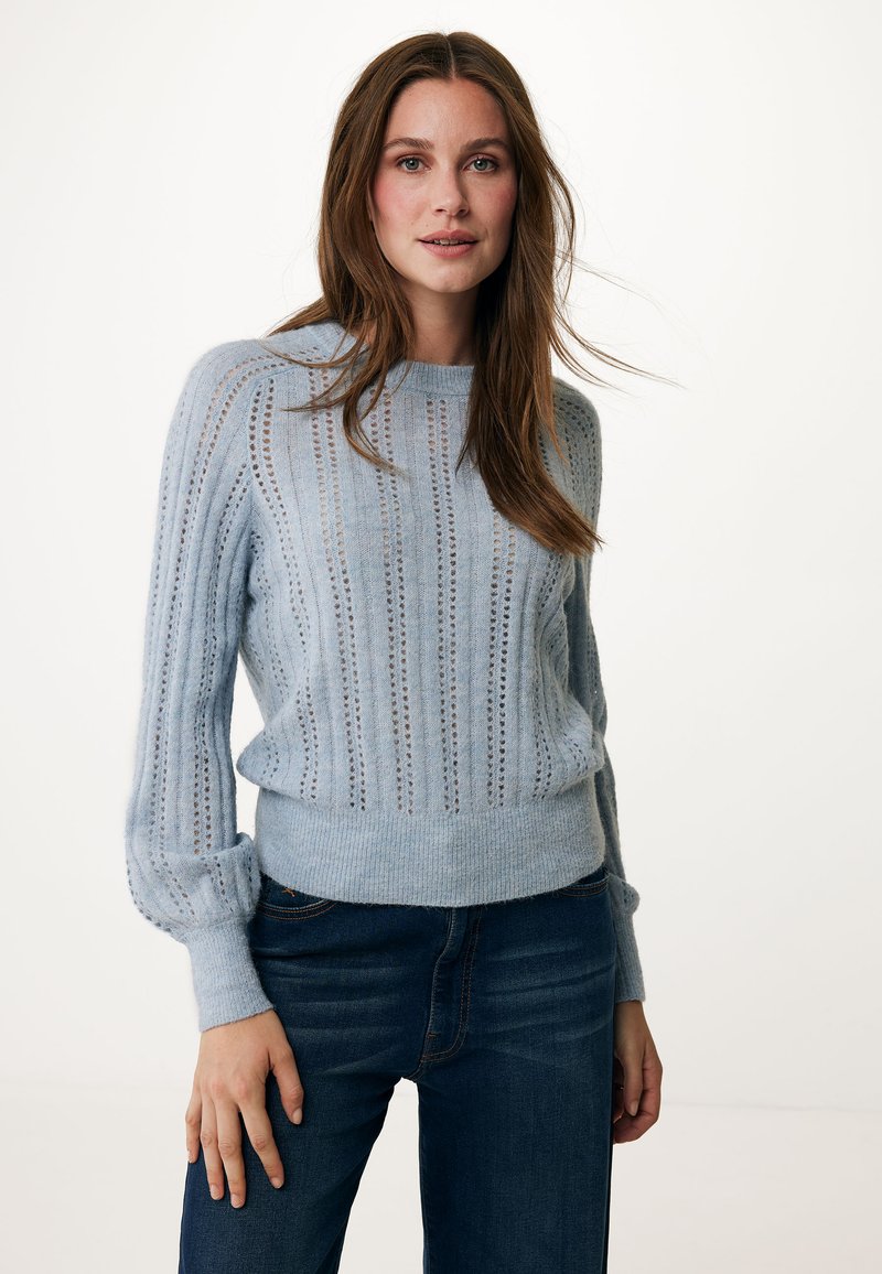 Světle modrý pletený svetr s vertikálními pruhy, kulatým výstřihem a balónovými rukávy. Měkká textura s otevřeným pletením a ribbovaným lemem.