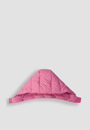 Rosa gepolsterte Puffkapuze mit weißen Punkten, ausgestattet mit einem weichen Innenfutter und Druckknopfverschluss entlang des Randes für eine sichere Passform.