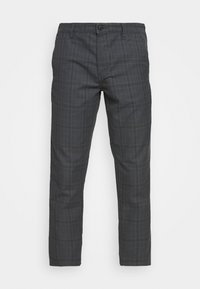 Pantalons en plaid gris avec une coupe droite, fermeture à bouton et texture subtile. Conçus avec un motif à carreaux classique sur l'ensemble.