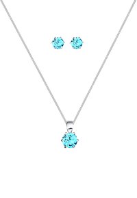 Sølvkæde med vedhæng af en rund, lyseblå ædelsten. Matchende lyseblå studs med seks klør.