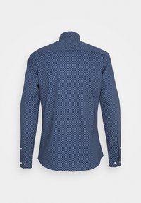 Granatowa koszula z długim rękawem w biały geometryczny wzór. Posiada standardowy kołnierzyk i mankiety na guziki. Gładki bawełniany materiał, dopasowany krój.