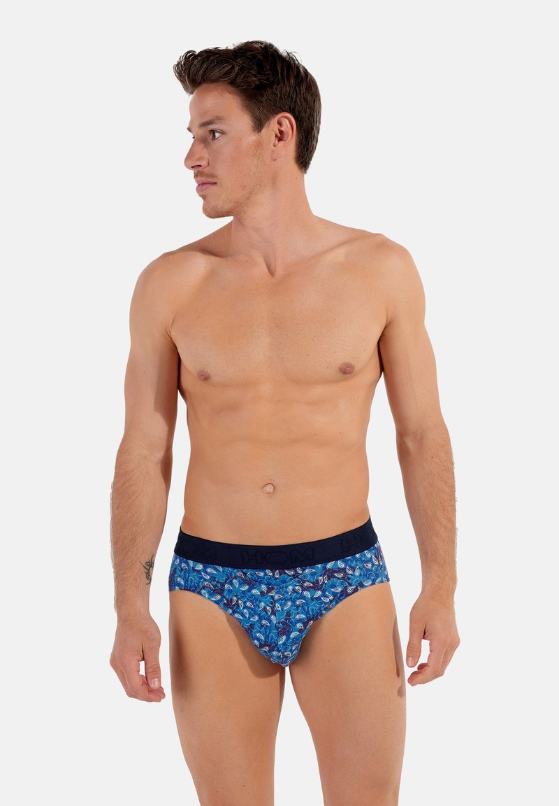 Herrenunterwäsche mit einem blauen Blumenmuster, elastischem marineblauen Bund, figurbetontem Design und einer glatten, baumwollähnlichen Textur.
