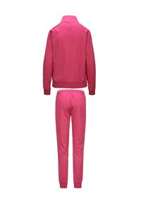 Tuta rosa con giacca con zip e colletto alto, abbinata a pantaloni. Tessuto liscio con polsini e vita a coste.