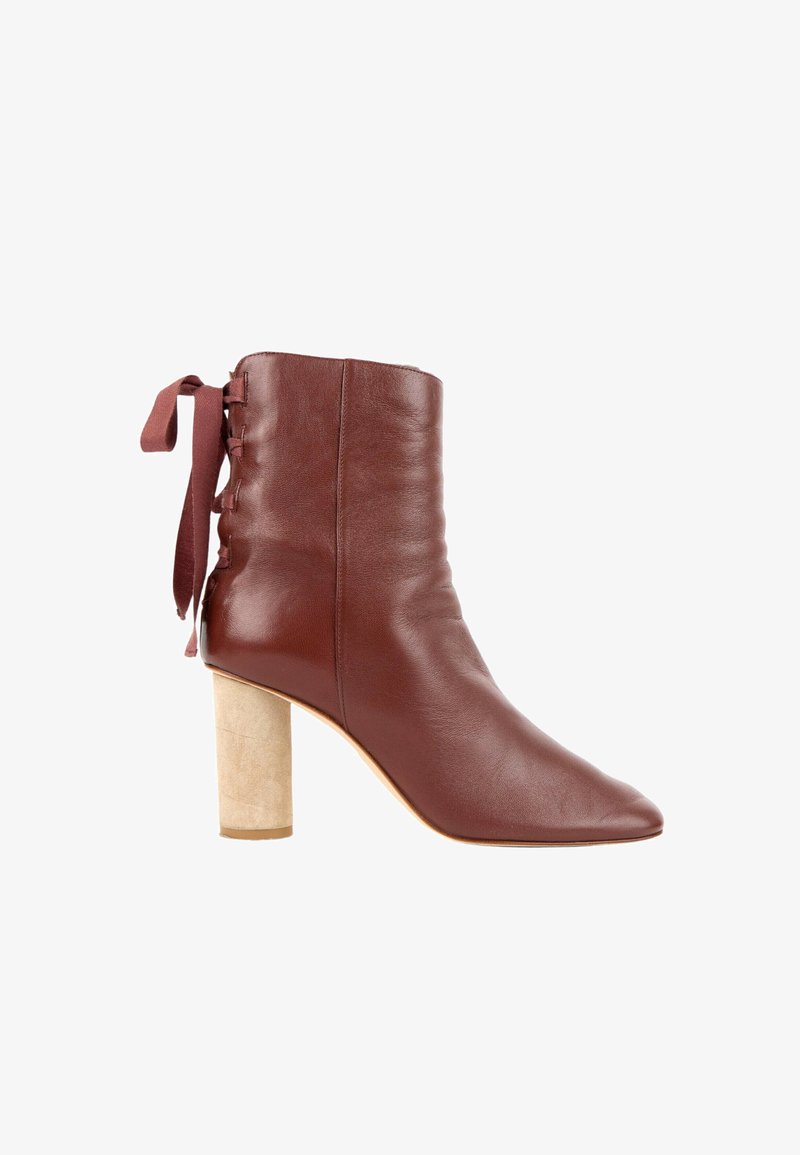 Bottine en cuir marron avec talon bloc en daim beige et laçage décoratif avec ruban à l’arrière, bout pointu, vue latérale sur fond blanc.
