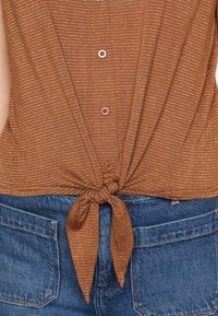 ONLY ONLCLARA GLITTER KNOT - Top - toffee gold