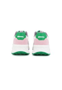 Scarpe sportive con tacco in suede rosa, tomaia in rete bianca, dettagli verdi e suole in gomma testurizzata con spike di trazione.