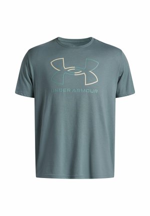 T-shirt bleu clair en tissu doux avec un grand logo blanc Under Armour au centre. Manches courtes et col rond.