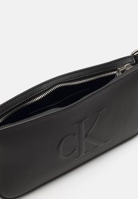 Calvin Klein Jeans SCULPTED SHOULDER POUCH - Borsa a mano - black