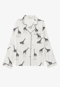 Biała piżama z długim rękawem z czarnym wzorem żyrafy, z czarnymi wstawkami przy kołnierzyku i mankietach. Zapięcie na guziki oraz kieszonka.