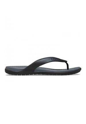 Sandale noire en caoutchouc avec une semelle texturée et une bride unique sur le pied, vue de profil sur fond blanc.