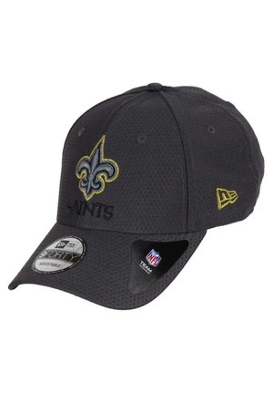 Schwarze verstellbare Cap aus strukturiertem Stoff mit einem grau-gelben bestickten Fleur-de-Lis-Logo und dem Text "SAINTS" auf der Vorderseite.