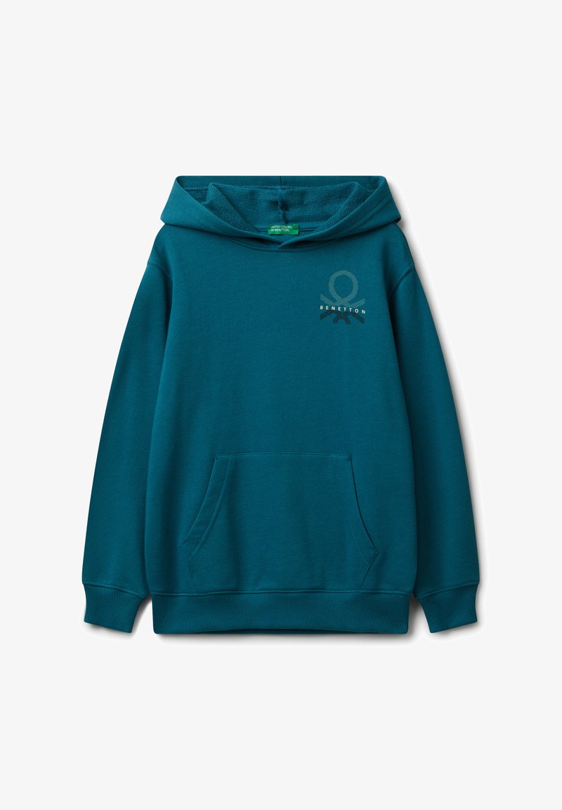Modrý mikina s kapucí a přední kapsou, se malým logem Benetton na levé straně hrudi, položená na bílém pozadí.
