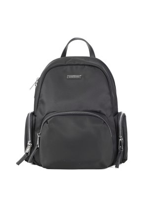 Sac à dos en nylon noir de forme arrondie, avec deux poches frontales zippées et une poignée supérieure ; il présente des zips argentés et un détail de logo.