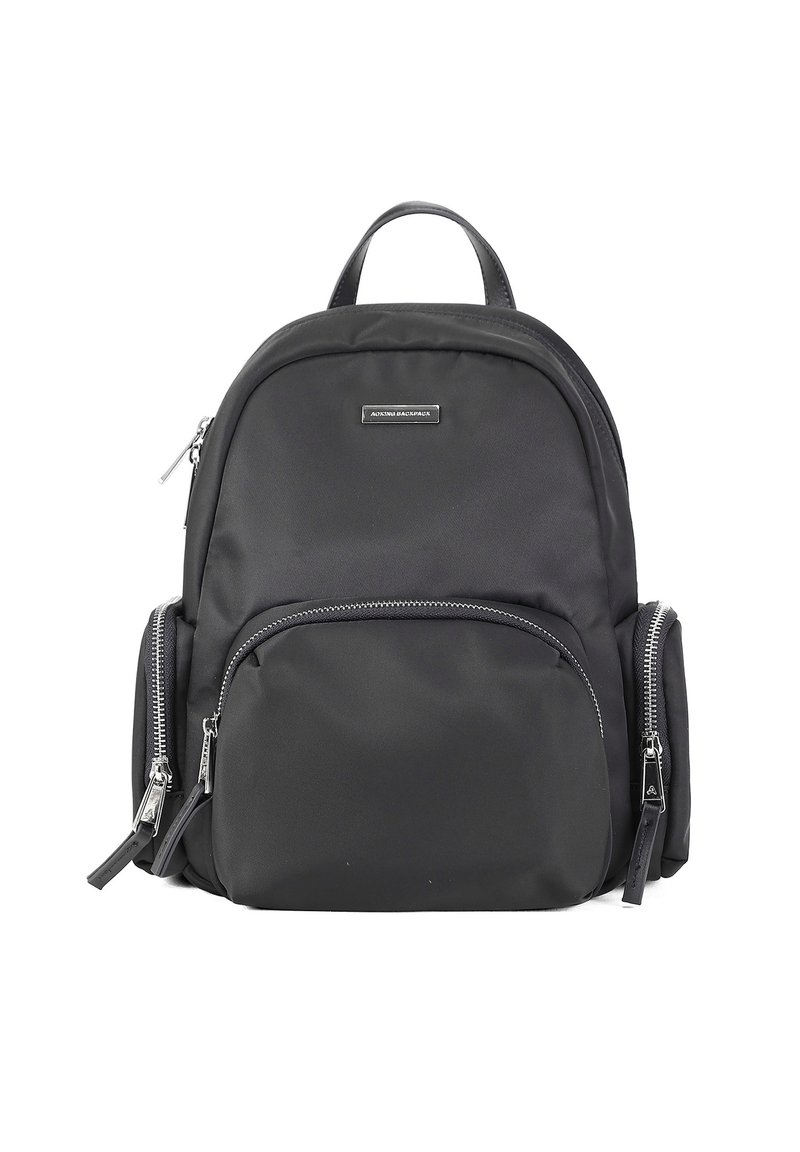 Zaino in nylon nero con forma arrotondata, due tasche frontali con zip e maniglia superiore; presenta zip e dettagli del logo in argento.