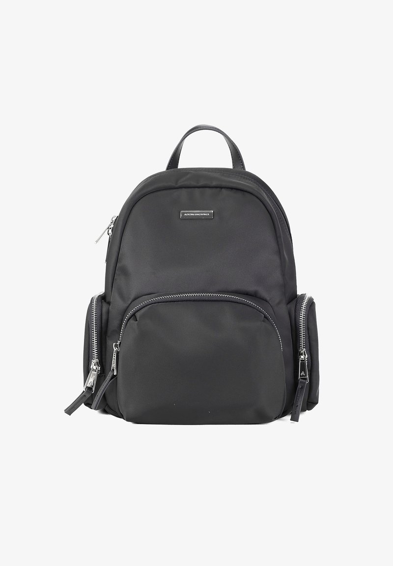 Zaino in nylon nero con forma arrotondata, due tasche frontali con zip e maniglia superiore; presenta zip e dettagli del logo in argento.
