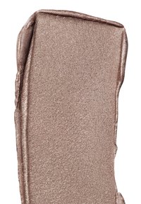 Metallisch rosegoud crème met een glanzende, glinsterende afwerking, aangebracht in een gladde, platte strook. De textuur lijkt reflecterend en rijk te zijn.