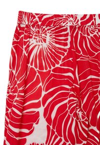 Rote und weiße blumengeflämmte Stoff mit einem plissierten Design. Das Material ist leicht mit einer glatten Textur und einem elastischen Bund.
