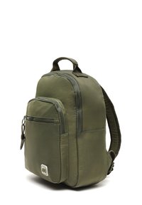 Maslinasto zeleni ruksak s glatkom teksturom, koji ima prednji zip džep, gornju ručku i podesivu traku. Vidljiv srebrni logo.