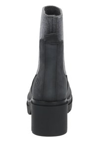 Botín negro de cuero con parte superior de fieltro gris, punta redonda y tacón robusto. Presenta costuras mínimas y una textura suave.