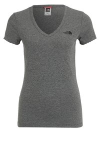 Szara bawełniana koszulka z dekoltem w serek, krótkimi rękawami i subtelnym logo na lewej piersi. Miękka w dotyku, o luźnym, casualowym kroju.