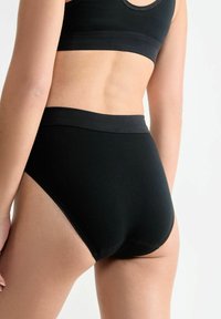 Schwarze hochgeschnittene Unterwäsche aus weichem Stoff. Verfügt über einen breiten elastischen Bund und glatte Kanten, die vollständige Abdeckung und Komfort bieten.