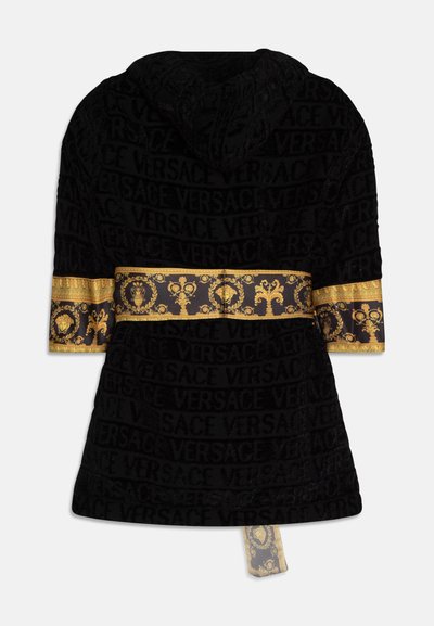 Robe en velours noir avec un motif logo Versace intégral, ornée d'accents dorés imprimés sur les manches et une ceinture décorative.