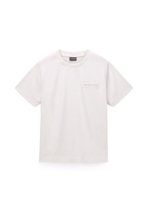 Camiseta blanca de manga corta con cuello redondo y un pequeño parche rectangular que muestra "NAPAPIJRI" en el lado izquierdo del pecho.
