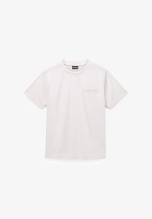 Camiseta blanca de manga corta con cuello redondo y un pequeño parche rectangular que muestra "NAPAPIJRI" en el lado izquierdo del pecho.