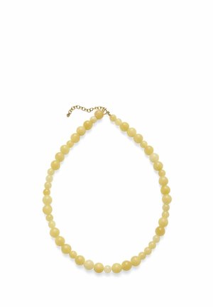 Geltona apvali karoliukų vėrinys su skirtingo dydžio karoliukais ir auksinės spalvos reguliuojamu užsegimu ant baltos foninės.