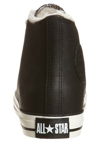 Bottines montantes en cuir noir avec une surface texturée, doublure en fourrure blanche au niveau de la cheville et semelle en caoutchouc noir et blanc avec détail de logo.