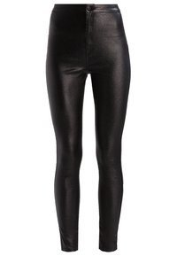 Leggings noirs taille haute avec une finition brillante et texturée, dotés d'une fermeture à bouton et d'une silhouette slim et ajustée.