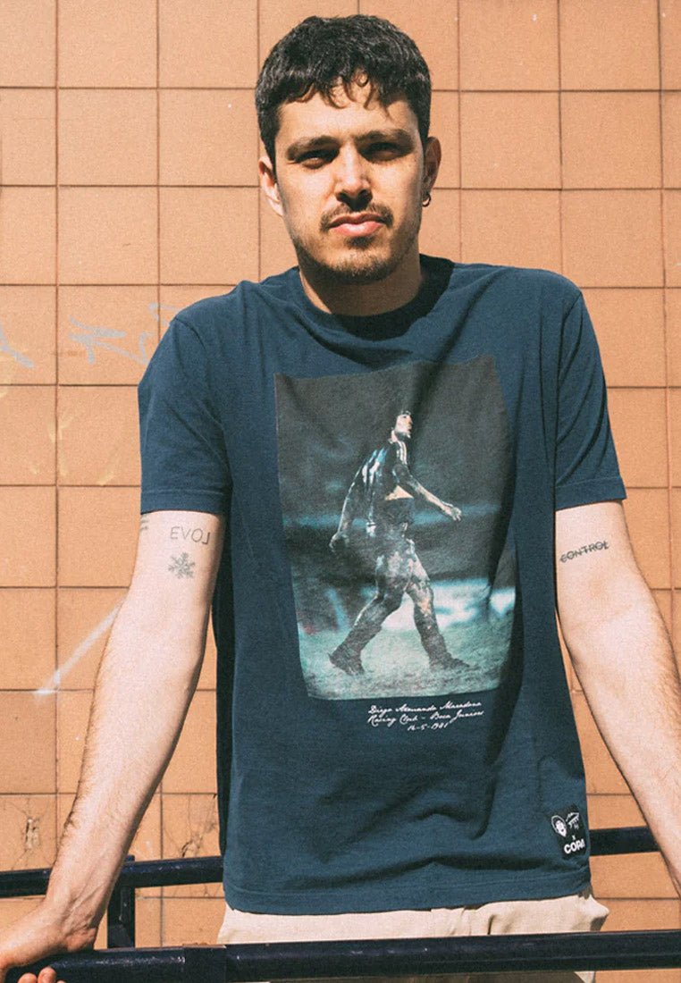 Navyblauwe T-shirt met korte mouwen, featuring een geprinte afbeelding van een figuur die loopt, met tekst eronder. Material lijkt zacht en heeft een casual pasvorm.