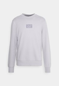 Ljusgrå crewneck-tröja i bomullsblandning med en rektangulär Calvin Klein-logga på bröstet och ribbade muddar.