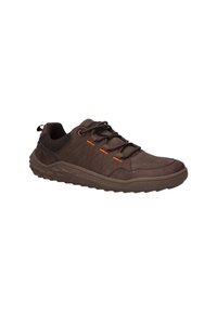 Chaussures de randonnée marron avec une tige synthétique texturée, ornées d'accents orange et d'une semelle robuste, conçues pour la durabilité et le confort.