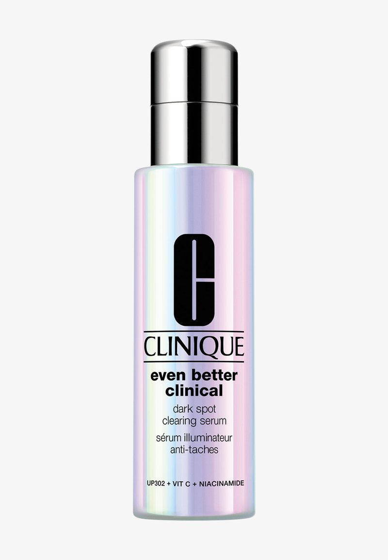Flacone del siero schiarente per macchie scure Clinique Even Better Clinical, con finitura iridescente e tappo argentato, contenente ingredienti chiave UP302, Vitamina C, Niacinamide.