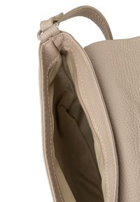 Borsa a mano in pelle beige con esterno testurizzato, chiusura con zip e interno foderato liscio. Caratterizzata da un unico manico superiore.