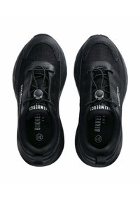 Scarpe sportive nere con una tomaia testurizzata, dotate di un sistema di allacciatura con un toggle e una suola imbottita per il comfort.