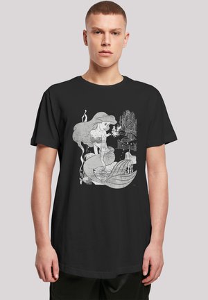 Svart t-skjorte med en hvit grafisk illustrasjon av en havfrue og havelementer, med intrikate detaljer og en teksturert utseende.