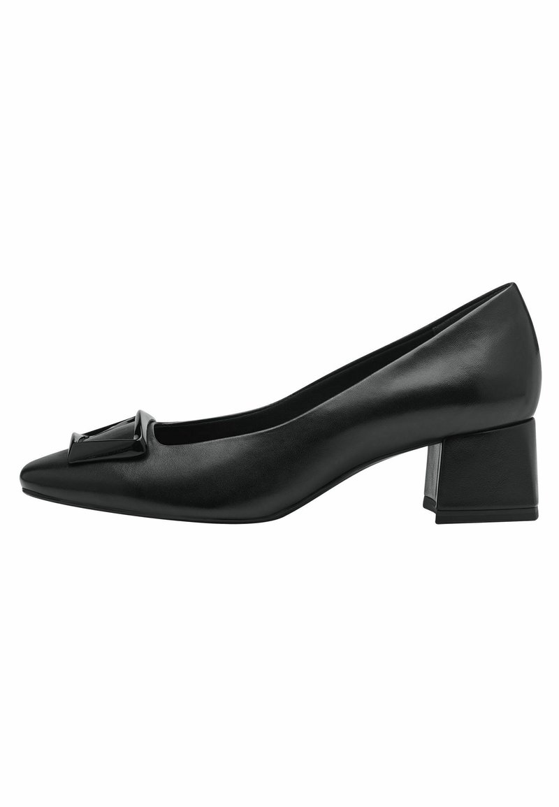 Chaussure en cuir noir à petit talon carré, bout pointu et boucle décorative à l'avant, vue latérale sur fond blanc.