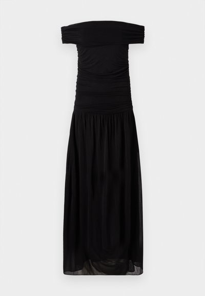 Zwarte off-shoulder jurk van zachte stof, met ruchesdetails bij het lijfje en een vloeiende, geplooide rok voor een relaxte pasvorm.