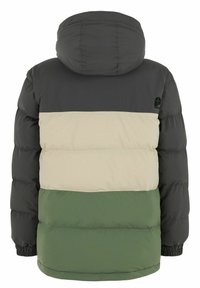 Veste rembourrée avec capuche, arborant des rayures noires, beiges et vertes, avec des poignets élastiques et un logo sur l'épaule. Texture lisse.