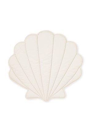 Coussin blanc doux et matelassé en forme de coquille Saint-Jacques avec des segments cousus rayonnant de la base vers les bords.