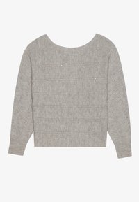 Pull gris clair en maille avec des motifs en dentelle horizontale subtils et de petites clous métalliques disséminés, avec un large col rond et des manches longues.