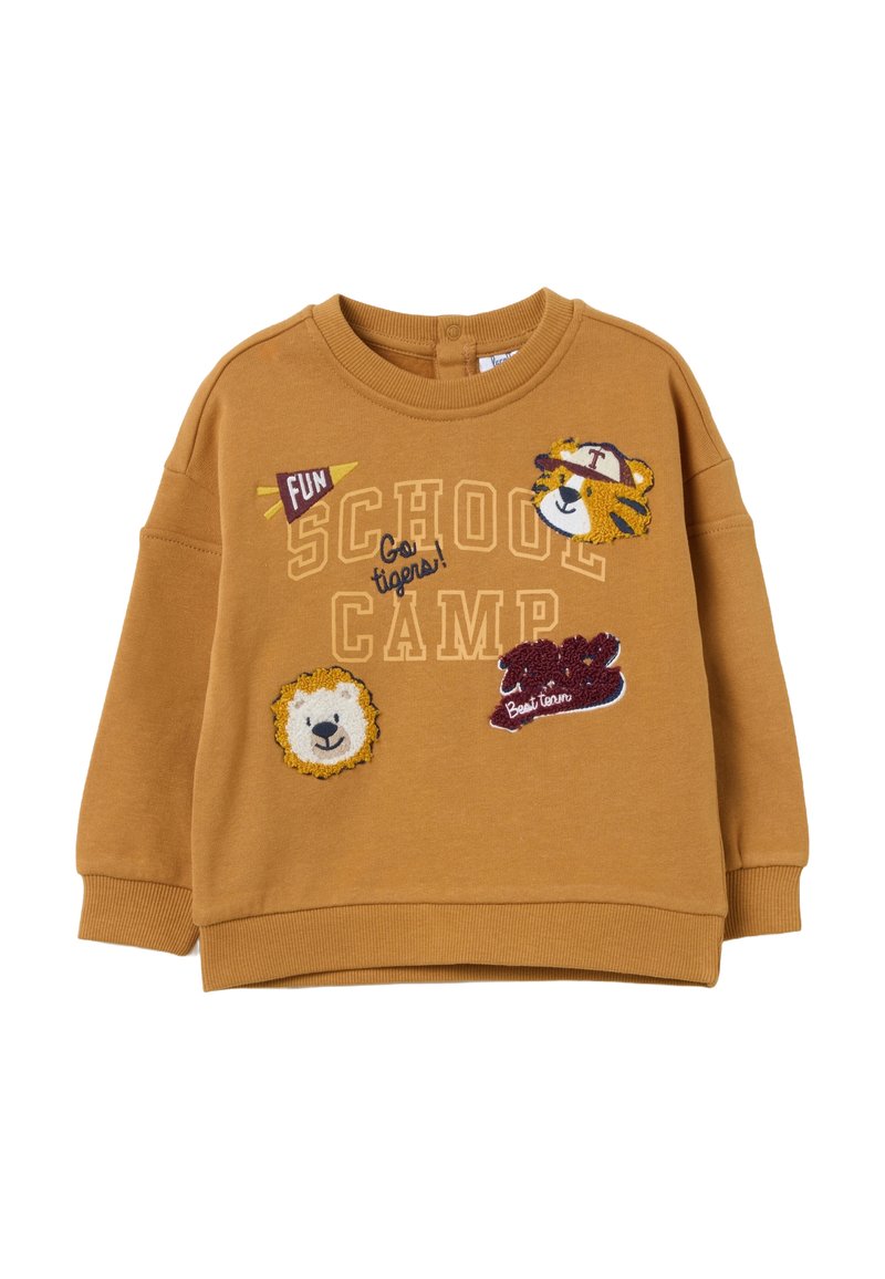 Sudadera mostaza con cuello redondo, mangas largas y tres parches bordados de animales. Presenta texto llamativo y gráficos divertidos.