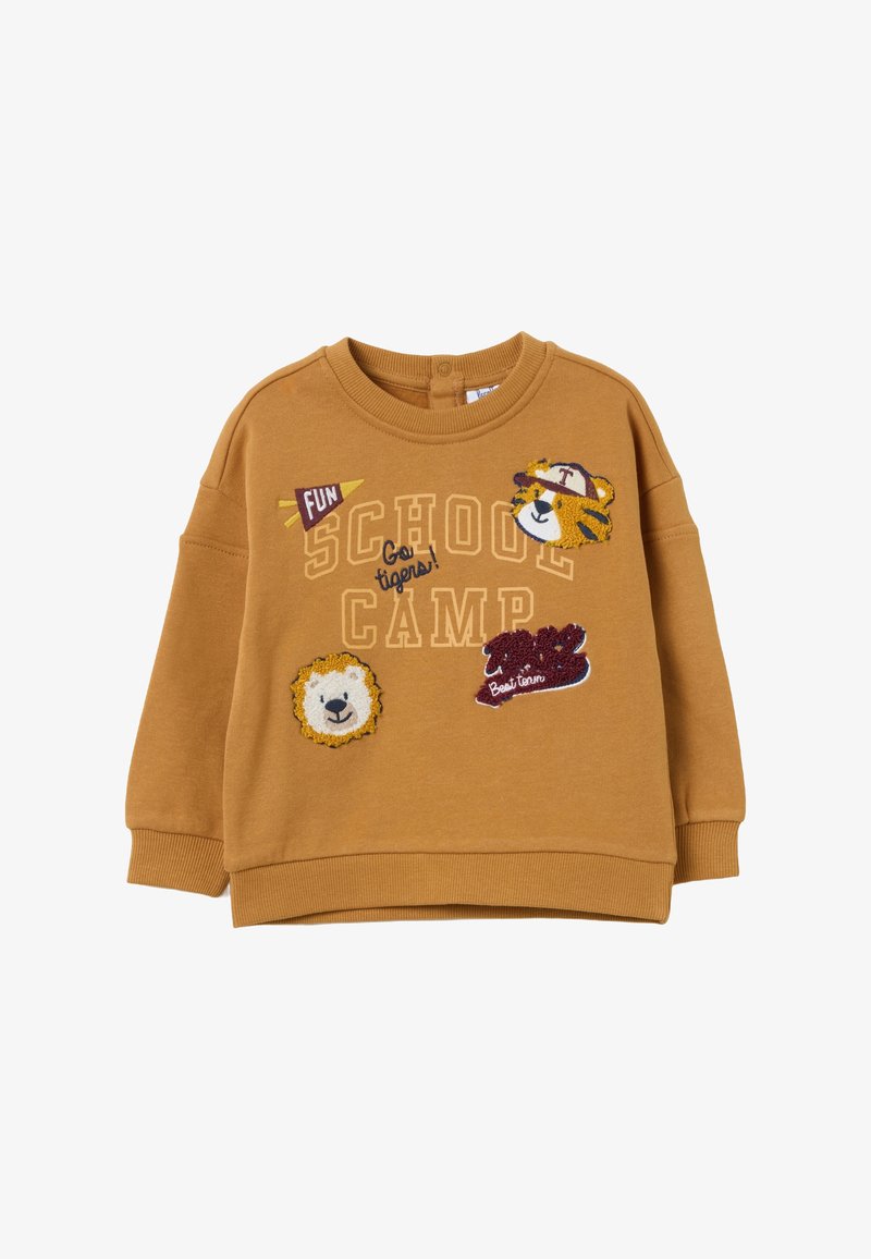 Sudadera mostaza con cuello redondo, mangas largas y tres parches bordados de animales. Presenta texto llamativo y gráficos divertidos.