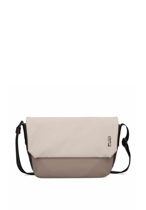 Zweifarbige beige und taupe Umhängetasche mit verstellbarem schwarzem Schulterriemen und kleinem vertikalem Logo auf der Klappe.
